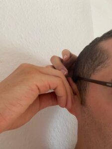 how to insert foam earplugs 4